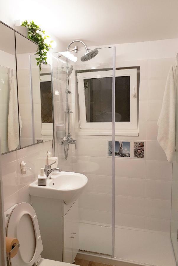 Central Stylish & Cozy One Bedroom Apartment - Adela Accommodation - Ideal For Long Stays 布加勒斯特 外观 照片